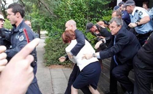 حمله معترضین به آقای نخست وزیر + عکس