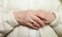 ۹ دلیل برای اینکه دست‌هایتان همیشه می‌لرزد