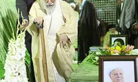 حضور آیت الله جنتی بر سر مزار هاشمی