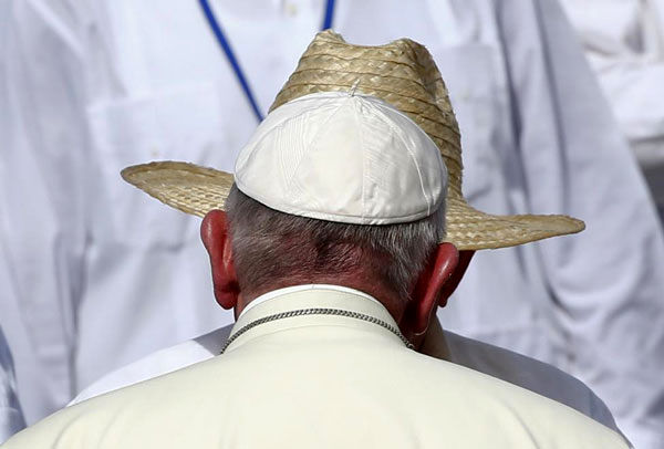 عکس: کلاه به کلاه پاپ و رائول کاسترو!