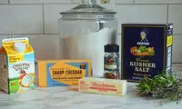 طرز تهیه کرانچی پنیری؛ با پنیرچدار و سبزیجات معطر