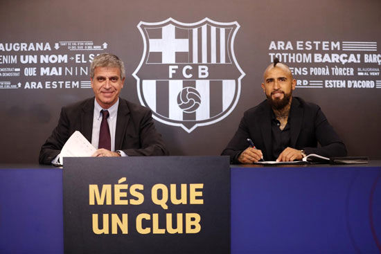ویدال، قراردادش را با بارسلونا امضا کرد