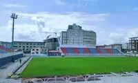 بازیگر پرسپولیسی با لباس قرمز در ورزشگاه وطنی