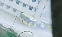 لحظه ترسناک چپ شدن یک اتوبوس بر اثر طوفان