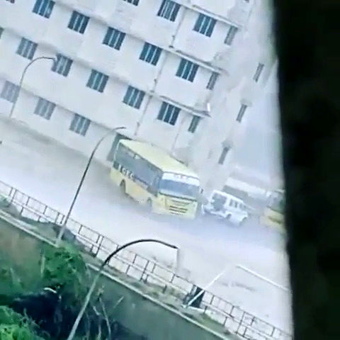 لحظه ترسناک چپ شدن یک اتوبوس بر اثر طوفان
