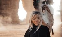این دختر برنزه، به خاطر بن‌سلمان روی شن‌های صحرای سعودی راه می‌رود!