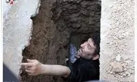 عکس: سعید حدادیان در قبر پدر