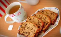 کیک شکلاتی با یک فنجان چای داغ