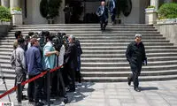 حاشیه جلسه هیئت دولت در حیاط پاستور