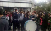 تصویری از طبل زدن یک خانم در ماه محرم