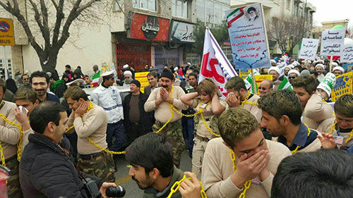 عکس: زن تفنگدار آمریکایی در راهپیمایی!