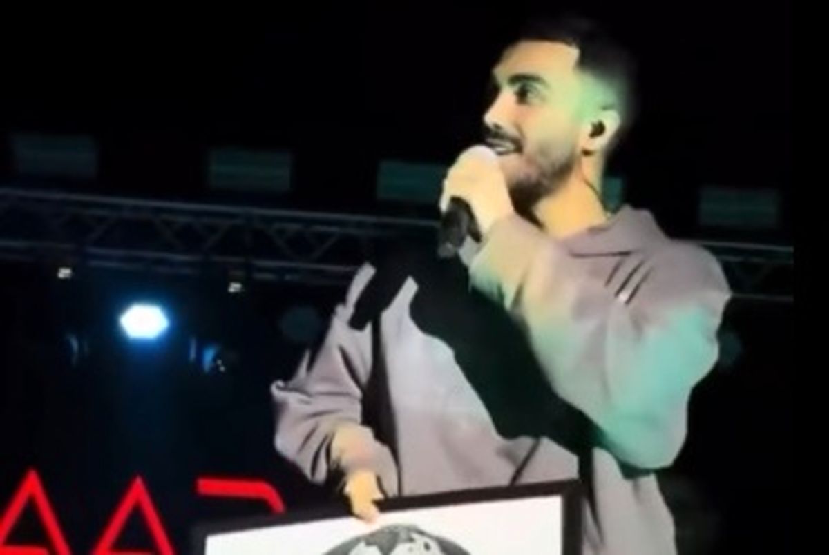 هدیه ویژه هوادار خانم به مهراد جم در حین کنسرت