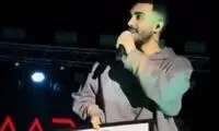 هدیه ویژه هوادار خانم به مهراد جم در حین کنسرت