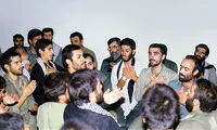 عکس: سینه زنی رهبری در 27 سال پیش
