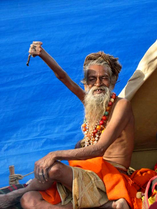 مرد هندو چهل سال دستش را بالا نگه داشت