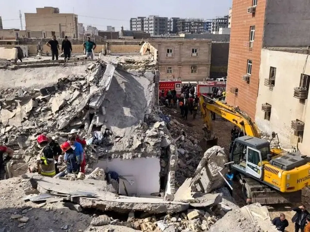 لحظه نجات معجزه‌آسای کودک از زیر آوار انفجار اهواز