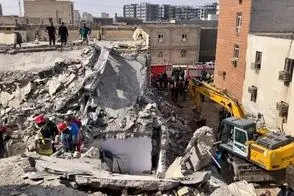 لحظه نجات معجزه‌آسای کودک از زیر آوار انفجار اهواز