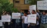 این عکس در مقابل سفارت سوئد خبرساز شد