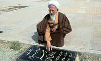 عکس: آیت الله جوادی آملی بر مزار مادر