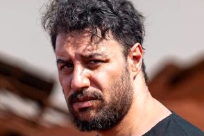 استایل خاص جواد عزتی در پشت صحنه سریال وحشی