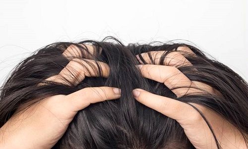 درد پوست سر هنگام حرکت مو؛ از دلایل تا درمان