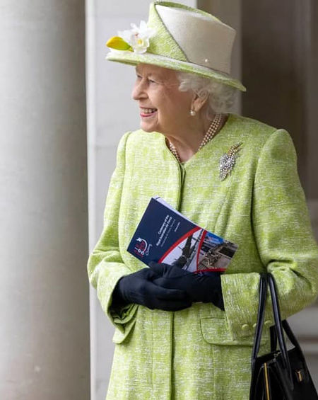 حضور ملکه انگلیس بدون ماسک در یک مراسم عمومی