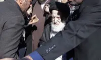 گریه حین نماز میت بر پیکر آیت‌الله موسوی اردبیلی