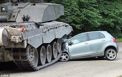 تصادف عجیب تانک و راننده زن! +عکس