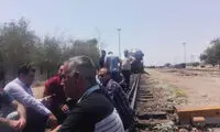 تحصن اعتراضیِ مهمانداران در ریل قطار خوزستان