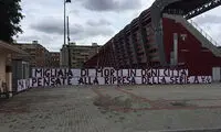 هزاران نفر مرده و شما به فکر فوتبال هستید!