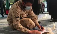 عکس جالب یک سرباز در حال رای دادن