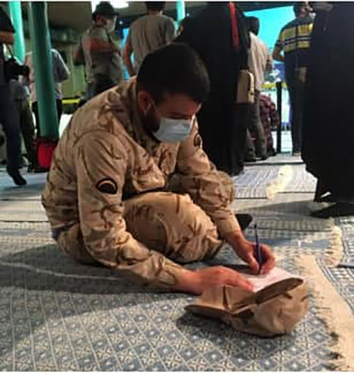 عکس جالب یک سرباز در حال رای دادن