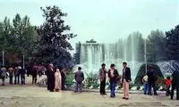 عکسی از تیپ چند جوان در یک پارک در سال 50