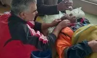 تصاویری از نجات راهدار مدفون‌شده زیر برف 