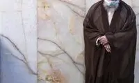 حضور رهبری بر مزار پدرشان در حرم رضوی 