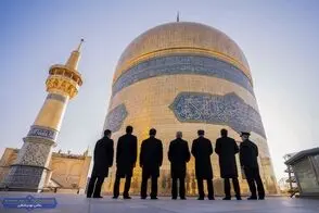 تصاویری از مراسم تعویض پرچم گنبد حرم رضوی