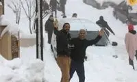 پذیرایی از پلیس‌ها در برف با چای و قهوه