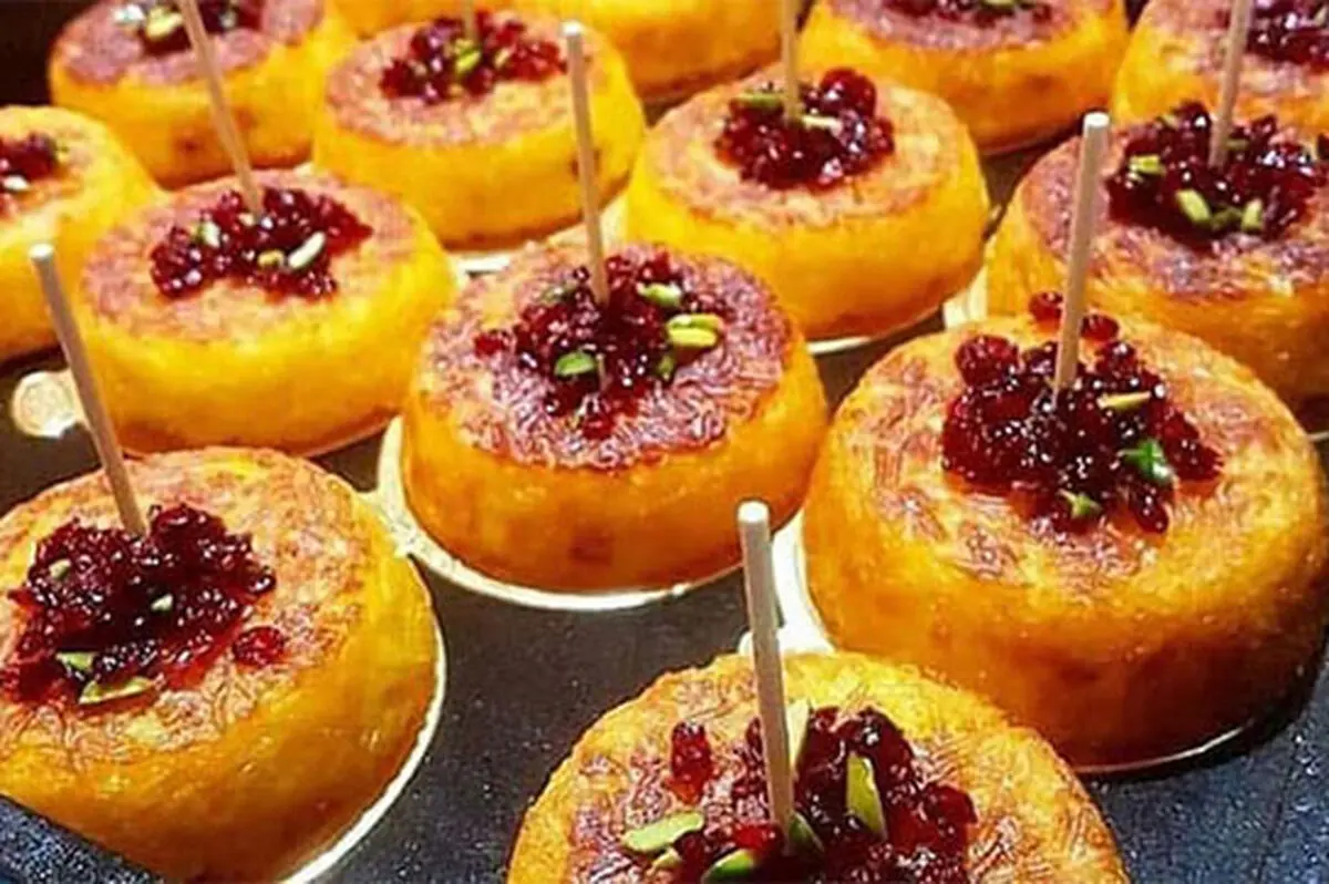 طرز تهیه ته‌چین تک‌نفره زعفرانی با مرغ و زرشک