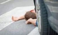 حرکت جنون‌آمیز عابرپیاده وسط خیابان 