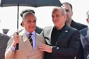 اصرار جالب پزشکیان هنگام کاشت نهال در پاکستان
