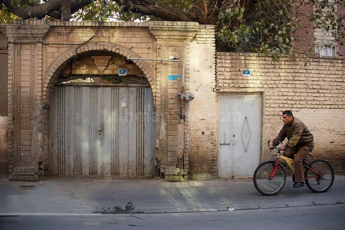 همهی ایران دوست دارند ساعتها پشت این در معطل بمانند