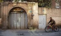 همه‌ی ایران دوست دارند ساعت‌ها پشت این در معطل بمانند