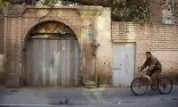 همه‌ی ایران دوست دارند ساعت‌ها پشت این در معطل بمانند