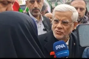 تصویر نکته‌دار از محافظ معاون پزشکیان در راهپیمایی